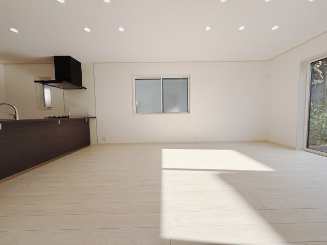 【新築戸建】前橋市下細井町の居間・リビング|■リビング｜窓から射し込む陽射しが縦横に広がり、あたたかな空間が形づくられています。ここはご家族の笑顔集まる憩いの空間です( ＾＾ )