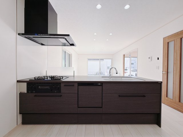 【新築戸建】前橋市下細井町のキッチン|■キッチン｜リビングまでの見通しが良く、家事をしながらでも、お子様の様子を見られるようになっています。お子様がいつもママのそばにいる安心感も生まれます♪