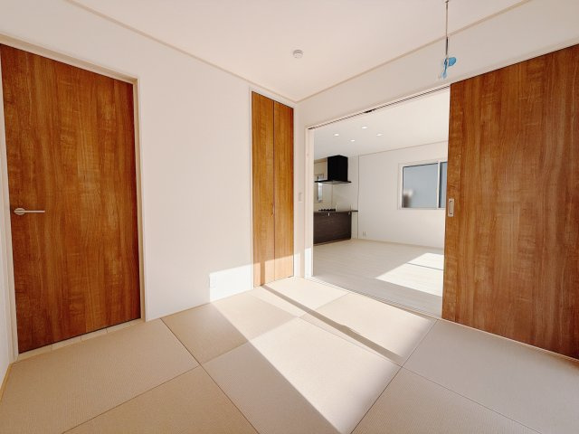 【新築戸建】前橋市下細井町の和室|■1階和室｜和室でしか味わえない畳ならではの香りや素材で和のやすらぎを感じてください♪休日はお子様とお昼寝するのにも最適です！