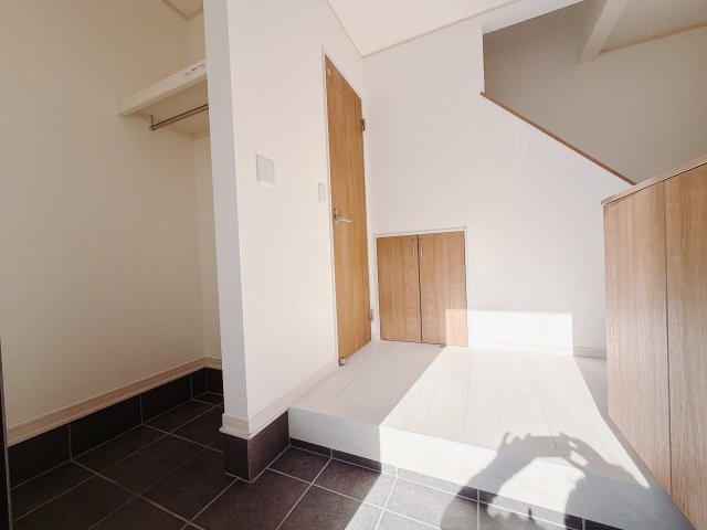 【新築戸建】前橋市下細井町の玄関|■玄関｜毎日の「いってらっしゃい」や「お帰りなさい」を大切なご家族と過ごす玄関は〈使いやすさ〉を追求しております。玄関横の物入は急な来客時でもさっとお片付けできるスペースを確保しています。