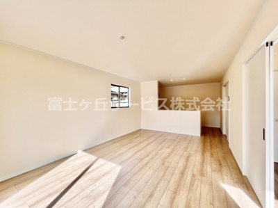 【居間・リビング】 | 駿東郡長泉町下土狩 新築一戸建て A号棟 | 17帖のリビングダイニングです