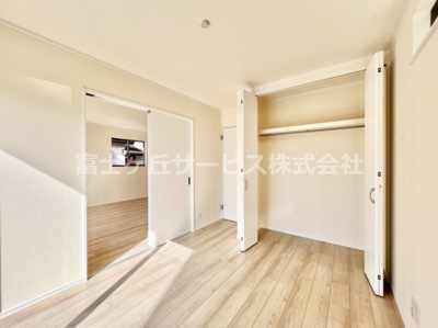 【洋室】 | 駿東郡長泉町下土狩 新築一戸建て A号棟 | リビング横の5.25帖の洋室です