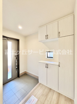 【玄関】 | 駿東郡長泉町下土狩 新築一戸建て A号棟 | きれいな玄関です