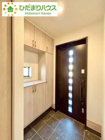 野田市堤台281番2　新築戸建　E号棟の内装|飾り棚としても演出できるコの字型の下駄箱で、お客様を心地よくお迎え♪							
