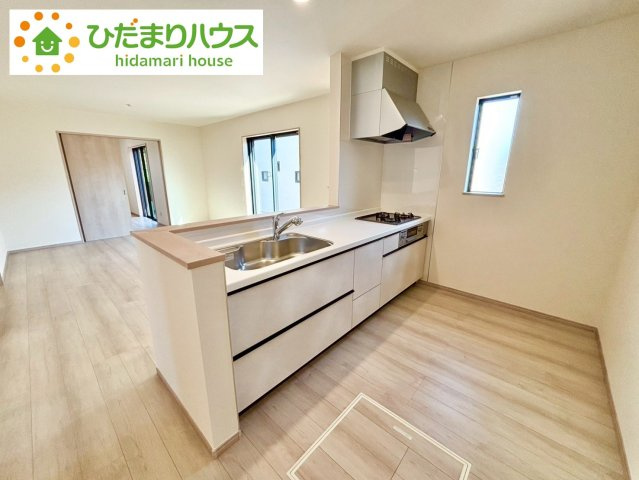 野田市堤台281番2　新築戸建　E号棟のキッチン|ご家族と会話しながら、お料理だって出来ちゃいます☆彡						
