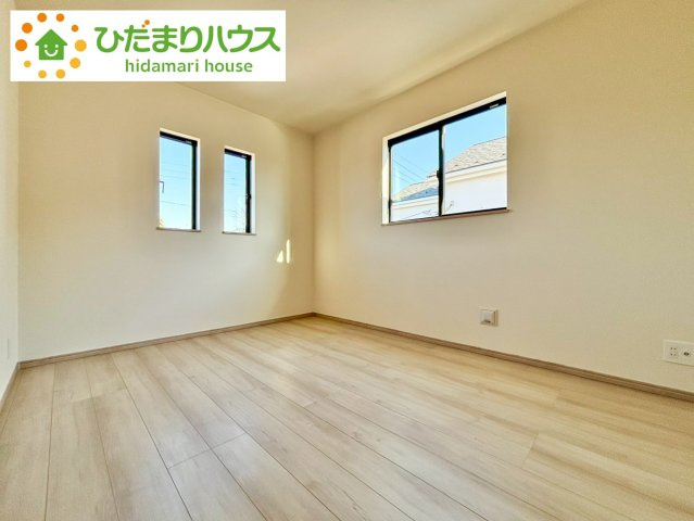 野田市堤台281番2　新築戸建　E号棟の洋室|窓が多く、明るい空間を演出してくれます(*^^*)					
