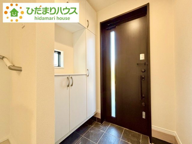 野田市堤台281番2　新築戸建　F号棟の内装|飾り棚としても演出できるコの字型の下駄箱で、お客様を心地よくお迎え♪							
