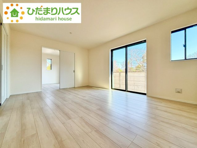 野田市堤台281番2　新築戸建　F号棟の居間・リビング|家族だんらんで、笑顔のたえない時間も増えそうな広々としたLDKが魅力です(^^)/窓も多くて明るい空間でくつろげます。							
