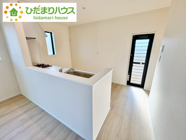 野田市堤台281番2　新築戸建　F号棟のキッチン|カウンターは少し高くなってますので、手元が隠れて来客からは見えにくくなってます♪							
