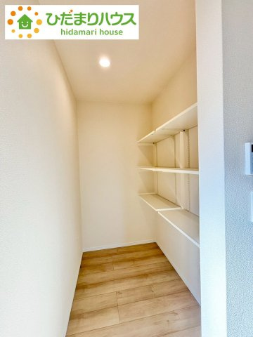 野田市堤台281番2　新築戸建　F号棟の収納|キッチン横のパントリー収納は、非常時の飲食物のストックもしっかりできますね♪							
