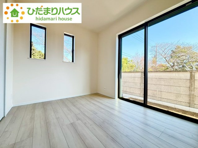 野田市堤台281番2　新築戸建　F号棟の洋室|南に面した大きな窓から差し込む光で日中は電気いらず♪					
