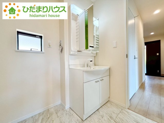 野田市堤台281番2　新築戸建　F号棟の独立洗面台|三面鏡裏収納には化粧品や洗面用品類をすっきり整理できます(#^^#)							
