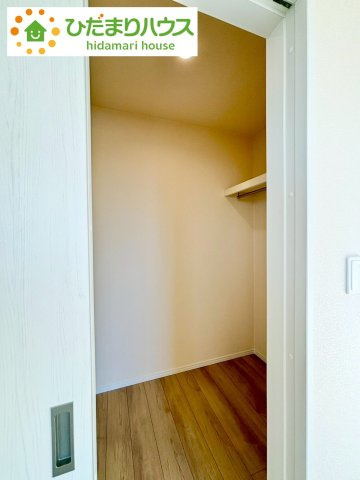 野田市堤台281番2　新築戸建　F号棟の収納|"ママに人気のウォークインクローゼット付き！
コートやジャケットはもちろん、季節物や布団なども全部収納できちゃいます(^^)/"							
