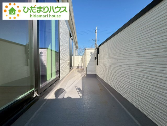 野田市堤台281番2　新築戸建　F号棟のバルコニー|広々としたバルコニーは、大量の洗濯物を干しても余裕！お布団だって、家族全員分をいっきに干せますね(^O^)							
