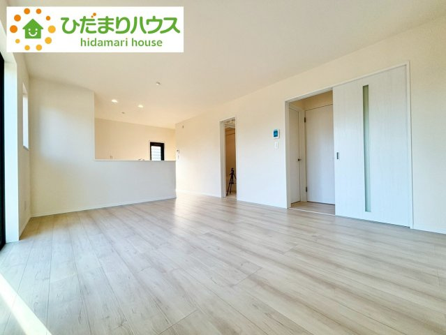 野田市堤台281番2　新築戸建　F号棟の居間・リビング|早くお仕事終わらせて、家に帰りたくなるようなリビングです(^^♪						
