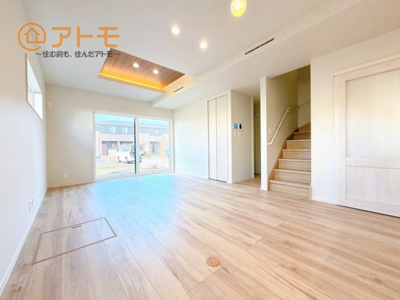 【居間・リビング】 | 三島市谷田　新築一戸建て　3号棟 | 広々と開放的なLDKは、家族が自然と集まる広さ♪お子様のリビング学習にもピッタリ♪
