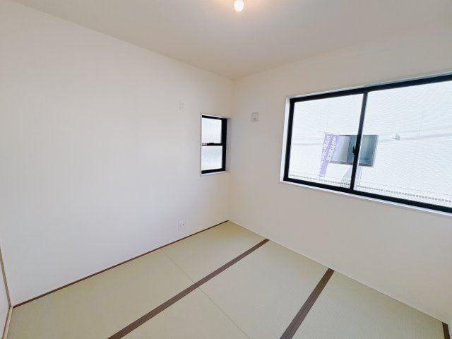 【LiveleGarden】下野市石橋 第1 全4邸の和室|○4号棟　1F和室4.5帖○
リビングと一体で広く利用でき、座ってくつろげる和の空間です。子供たちのお昼寝や、親御さんや友人のお泊りの際に重宝します。
※2025年11月撮影