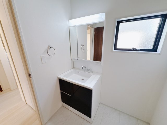 【LiveleGarden】下野市石橋 第1 全4邸の独立洗面台|○4号棟　洗面化粧台○
オシャレな三面鏡を採用した洗面化粧台。鏡の裏はリネンの保管に便利な収納です。
※2025年11月撮影