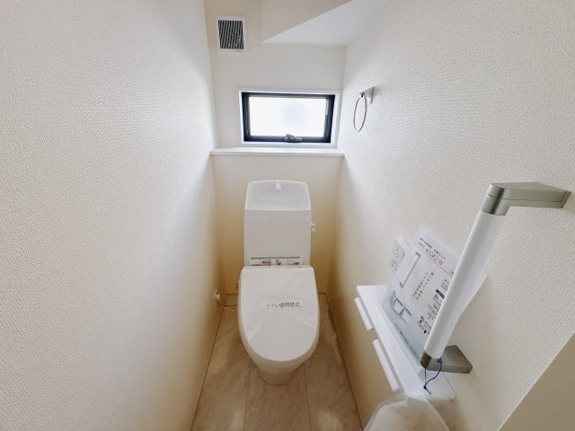 【LiveleGarden】下野市石橋 第1 全4邸のトイレ|○4号棟　トイレ○
うれしい手すり＆タオル掛け付きトイレ。ご家族様が多いご家庭の方も安心、もちろん２階にもございます！！お掃除のしやすいタイプの便座です。
※2025年11月撮影