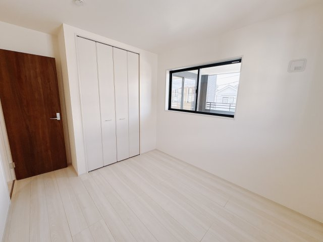 【LiveleGarden】下野市石橋 第1 全4邸の洋室|○4号棟　2F洋室5.34帖○
お子様の一人部屋に最適な居室です。クローゼットも付いているので、お子様が自然とお片付けできる環境に。
※2025年11月撮影