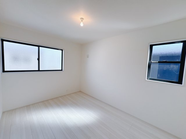 【LiveleGarden】下野市石橋 第1 全4邸の洋室|○4号棟　2F洋室6帖○
２F居室はお子さん用のお部屋に。一人部屋があるとお友達もたくさん呼べて、お子さんの笑顔がたくさん見れますね。
※2025年11月撮影