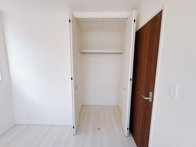 【LiveleGarden】下野市石橋 第1 全4邸の収納|○4号棟　洋室クローゼット○
ハンガーパイプ付きのクローゼットは、お子様がお年頃になってお洋服が増えても安心のサイズです。
※2025年11月撮影