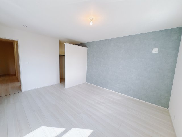 【LiveleGarden】下野市石橋 第1 全4邸の洋室|○4号棟　2F洋室9.25帖○
大容量ウォークインクローゼット付き２階主寝室。バルコニーに面しているため、お洗濯干しもラクラク、明るいお部屋です。
※2025年11月撮影