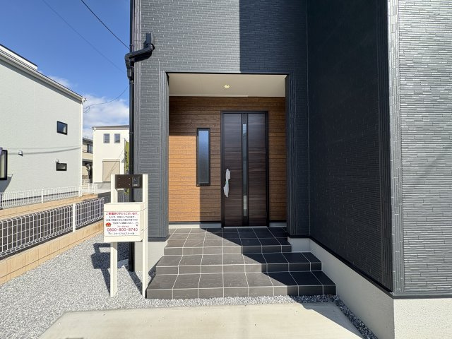 【LiveleGarden】下野市石橋 第1 全4邸のエントランス|〇4号棟　エントランス〇
雨の日でも安心な屋根付き、人感センサー照明付き玄関ポーチ。カードキー対応のため、お荷物の多い日でもラクラク開錠！スタイリッシュなポストが標準装備♪
※2025年11月撮影