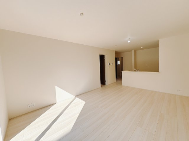 【LiveleGarden】下野市石橋 第1 全4邸の居間・リビング|〇4号棟　LDK17帖〇
リビングの横に和室を設けた和モダンな間取り。襖を開放すればフラットなひと続きの空間として、閉めればそれぞれ独立した空間として使用できます。
※2025年11月撮影