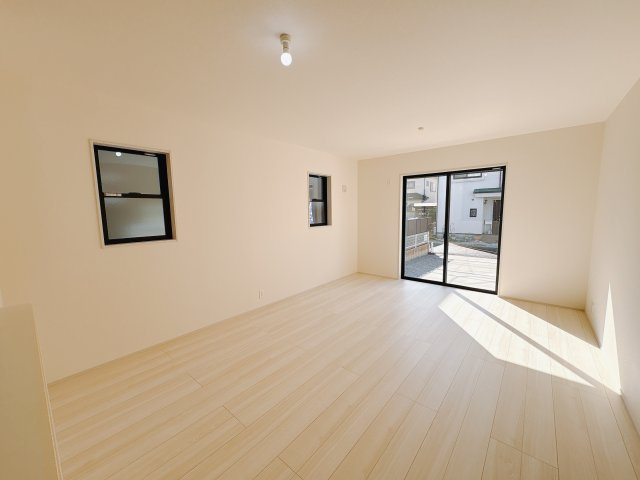 【LiveleGarden】下野市石橋 第1 全4邸の居間・リビング|〇4号棟　LDK17帖〇
室内にいても、たっぷりの陽光と爽やかな風を感じて頂ける、開放感あふれるリビングです。 リビングアクセス階段プラン採用しています♪
※2025年11月撮影