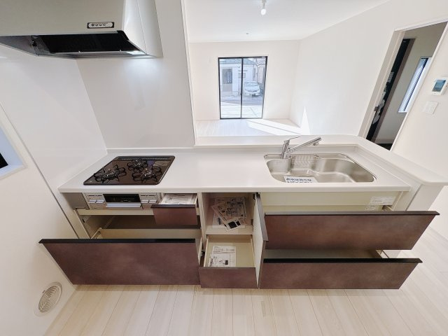 【LiveleGarden】下野市石橋 第1 全4邸のキッチン|○4号棟キッチン○
キッチンには大容量のオールスライド式の収納を採用。奥までしっかりと収納として活用でき、取り出す時も手前の物をどかしたりする手間など掛かりません。
※2025年11月撮影
