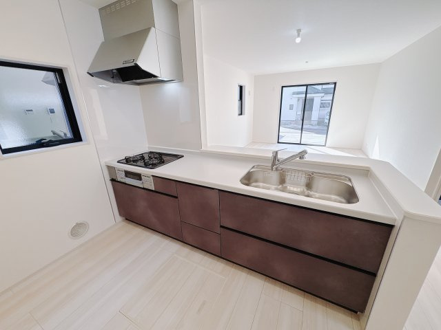 【LiveleGarden】下野市石橋 第1 全4邸のキッチン|○4号棟キッチン○
料理をしながらもリビング・ダイニング側に目が届き、家族やゲストと会話を楽しめる対面式キッチン♪
※2025年11月撮影