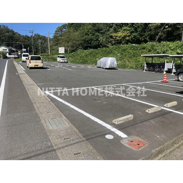 ライフステージ広瀬安岡Ⅱの駐車場|敷地内駐車場です(^^)/