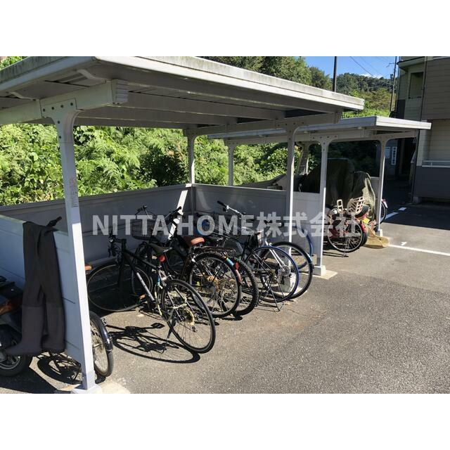 ライフステージ広瀬安岡Ⅱのその他共用部分|屋根付きの駐輪場です◇