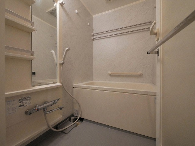 ポートヴィラ靭公園の浴室