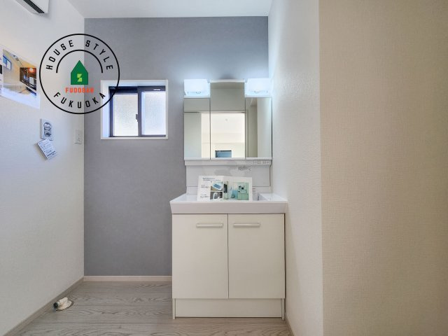 福岡市南区鶴田4丁目第4-3棟（3号棟）の独立洗面台|毎日使うものだから清潔な空間を保ちたい水回り。洗面にはそんな願いを解消させてくれる収納アイデアが満載です。三面鏡の裏側にはキャビネットが現れ小物から背の高い物まで収納できます。