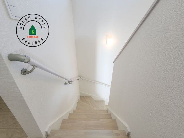 福岡市南区鶴田4丁目第4-3棟（3号棟）の内装|階段からも明るい光が入ります。採光や通風も階段の重要な役割です。