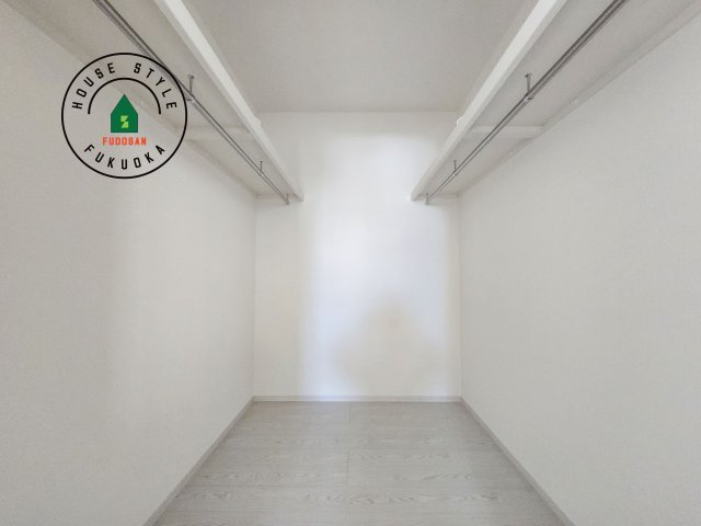 福岡市南区鶴田4丁目第4-3棟（3号棟）の収納|洋服や大きな荷物が多い方や人数の多いご家族などは、一般的なクローゼットよりもウォークインクローゼットのほうが使い勝手が良いです。