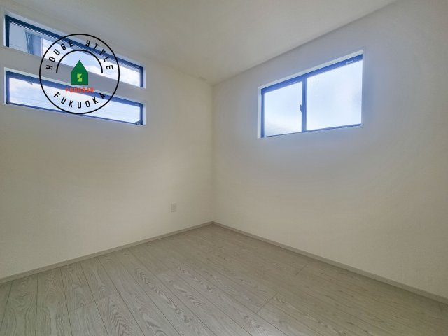 福岡市南区鶴田4丁目第4-3棟（3号棟）の子供部屋|柔らかい陽光が差し込む明るいお部屋を演出する設計。彩光の取れる窓が気持ちの良いお部屋を創り上げます。