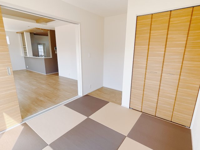 【新築戸建】高崎市新町の和室|扉付きの和室なのでプライベートな空間にもなります。ご両親がお泊りになっても、ぬくもりを感じられる和室でゆっくりとお寛ぎいただけます♪