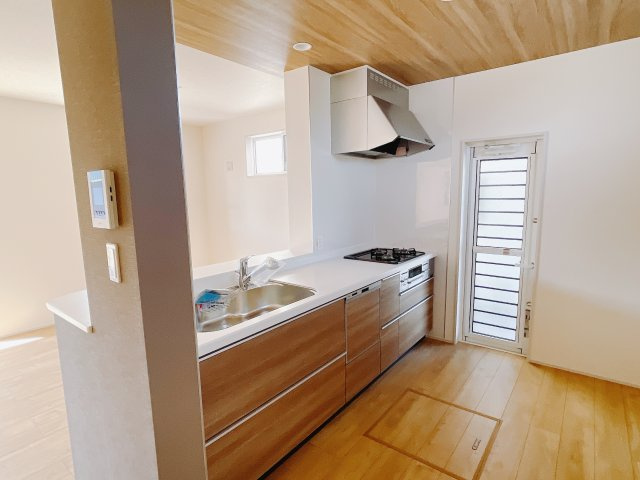 【新築戸建】高崎市新町のキッチン|お料理をしながらお部屋を見渡せることができる対面キッチンを採用。コミュニケーションがとりやすく、家族の絆が深まります。今日の出来事をおしゃべりしながら楽しい時間をお過ごしください♪