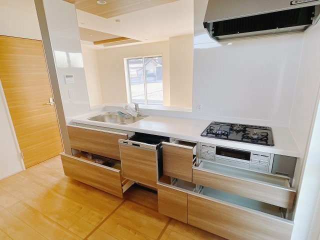 【新築戸建】高崎市新町のキッチン|調理器具の出し入れが便利なスライド収納♪毎日家事を頑張る皆さまにおすすめしたいポイントです(*^^*)