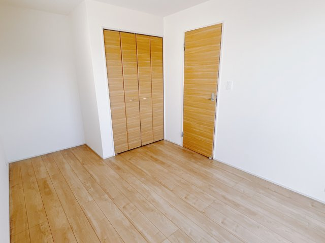 【新築戸建】高崎市新町の洋室|広い寝室ならインテリアも自由自在にお楽しみいただけます♪お外から帰ってきた後は寝室でゆっくり自分の時間をお過ごしください。