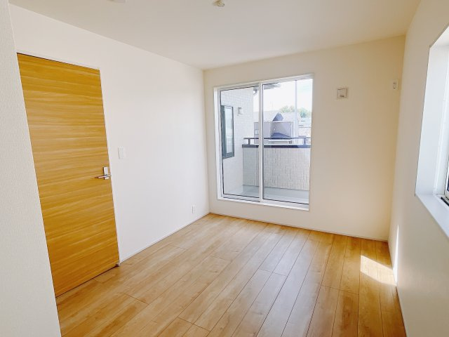 【新築戸建】高崎市新町の洋室|ダブルベッドを置いても充分な広さを2Ｆのお部屋に設けております。お子様と家族みんなで寝るのも夢じゃありません♪窓からは光が差し込むので日中でも明るいお部屋です。