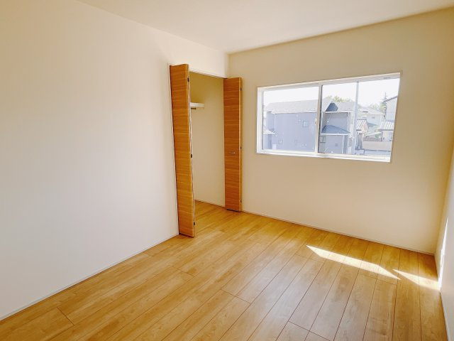 【新築戸建】高崎市新町の洋室|お子様にとって初めての「自分だけのお部屋」。どんなお部屋にするのか楽しみになりますね♪こちらのお部屋は洋室になっているので、もし汚してしまっても簡単にお掃除できるので助かります。