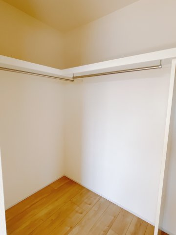 【新築戸建】高崎市新町の収納|大容量のＷＩＣです！お洋服はもちろん、使わなくなった家具や場所を取りがちな旅行用のスーツケースなどもしまえます。また、厚手のコートをしまっても充分な広さを堪能できるプランです♪