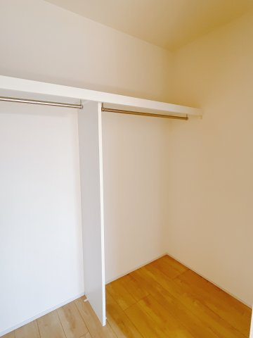 【新築戸建】高崎市新町の収納|ＷＩＣとは、「人が歩いて入れる収納」を意味します。お洋服や片付けにくい家具をしまうことにより、いつでも広い寝室が整います♪