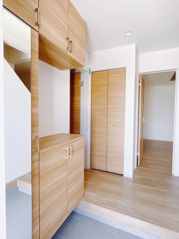 【新築戸建】高崎市新町の玄関|毎日の「いってらっしゃい」や「お帰りなさい」を大切なご家族と過ごす玄関は〈使いやすさ〉を追求しております。玄関横の物入は急な来客時でもさっとお片付けできるスペースを確保しています。