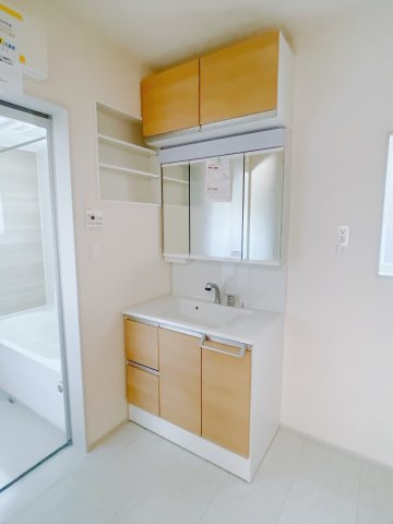 【新築戸建】高崎市新町の独立洗面台|通常より広いタイプの洗面所になっています。のびのびと使える洗面所には寒い冬にストーブをおいても邪魔になりません♪