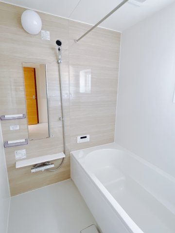 【新築戸建】高崎市新町の浴室|清潔感あふれる浴室には、カビを防ぎ雨の日でも洗濯物を乾かせられる浴室暖房乾燥機を標準装備しております♪毎日のお手入れが楽になります。